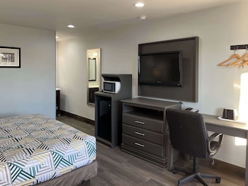 Deluxe Room, 1 King Bed, Smoking, Refrigerator & Microwave