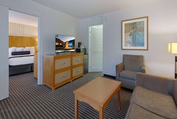 Suite, Non Smoking (1 King & 1 Queen Bed)