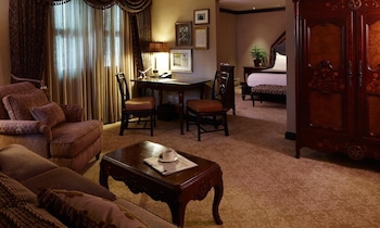 Suite, 1 King Bed (Governor)