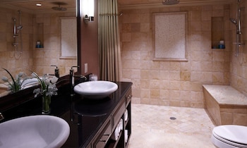 One-Bedroom King Suite ( Carriage House )