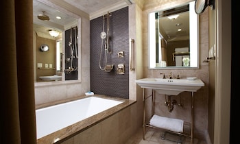 Deluxe Room, 1 King Bed (Carriage House)
