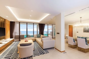 2Bedroom Pool Suite Beach Front