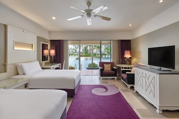 Laguna Pool Access Twin Room