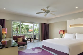Laguna Pool View King Room