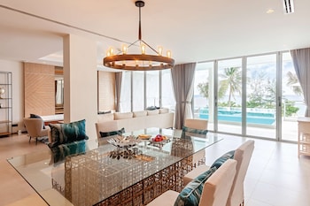 2Bedroom Pool Suite Beach Front