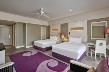 Laguna Pool View Twin Room