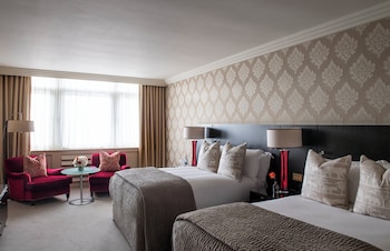 Deluxe Twin Room (1 King and 1 Double Bed)