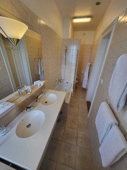 Deluxe Double Room, Balcony, Lake View
