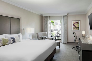 Room, 1 King Bed, Garden View (Mobility Accessible, Roll-in Shower)