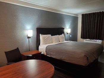 Deluxe Room, 1 King Bed, Non Smoking, Refrigerator & Microwave