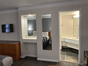 Deluxe Room, 1 King Bed, Smoking, Refrigerator & Microwave