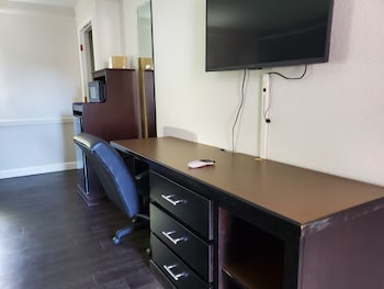 Deluxe Room, 1 King Bed, Smoking, Refrigerator & Microwave