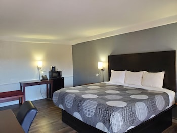 Deluxe Room, 1 King Bed, Smoking, Refrigerator & Microwave