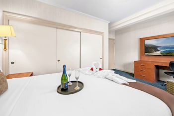 Suite, 1 King Bed, Non Smoking (Living Room)