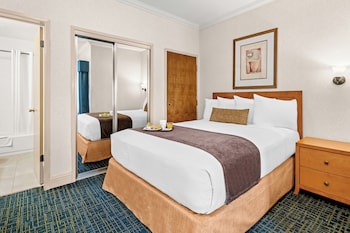 Standard Room, 1 Queen Bed, Non Smoking, Refrigerator & Microwave