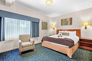 Suite, 1 King Bed, Non Smoking (Living Room)