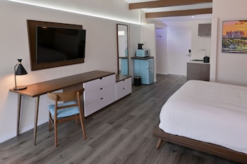 Premium Room, 1 King Bed, Balcony/Patio Pool View