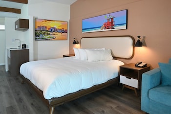 Premium Room, 1 King Bed, Balcony/Patio Pool View