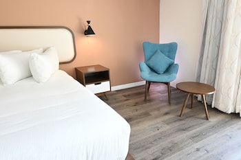 Premium Room, 1 King Bed, Patio, Pool View, Accessible