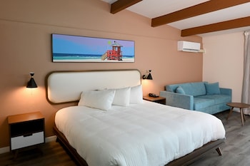 Premium Room, 1 King Bed, Balcony/Patio Pool View