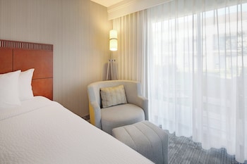 Room, 2 Queen Beds, Accessible Bathtub