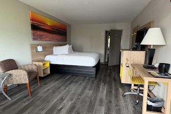 Room, 1 King Bed, Accessible, Non Smoking (Mobility, Tub w/Grab Bars)