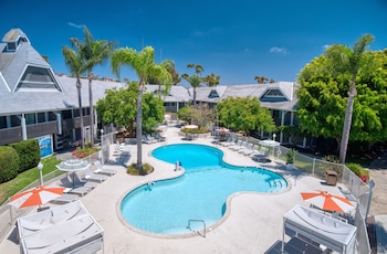 Room, 2 Queen Beds, Balcony, Pool View