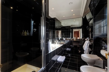 Signature Suite, 1 King Bed with Sofa bed, Balcony, City View
