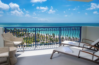 Suite, 1 King Bed (Palmbeach Club)