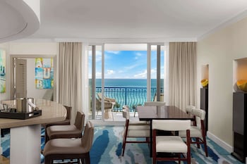 Suite, 1 King Bed (Palmbeach Club)