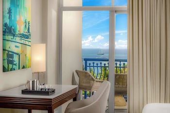 Room, 1 King Bed, Partial Ocean View (Aruba Tower)