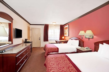 Deluxe Room, 2 Queen Beds, Non Smoking