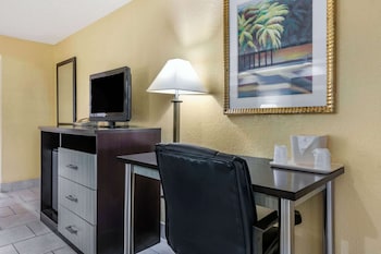 Room, 2 Queen Beds, Non Smoking, Ground Floor