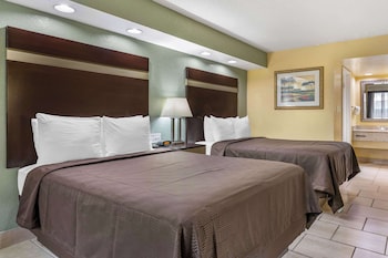 Room, 2 Queen Beds, Non Smoking, Ground Floor