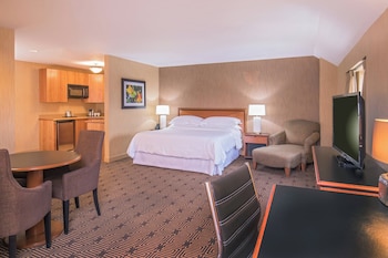 Suite, 1 King Bed, City View, Corner