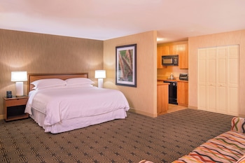 Club Suite, 1 King Bed, City View, Corner