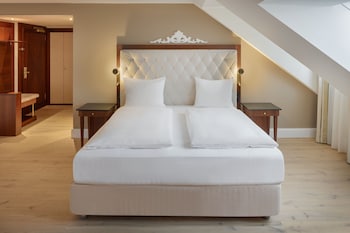 Superior Suite, 1 King Bed with Sofa bed, Garden View