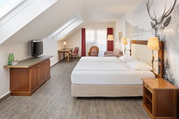Grand Room, 1 King Bed, Garden View