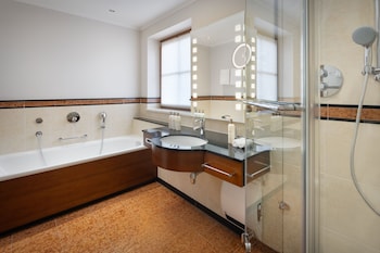 Deluxe Room, 1 King Bed, Garden View