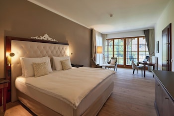 Junior Suite, 1 King Bed, Balcony, Garden View (Balcony)