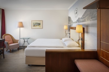Classic Room, 1 King Bed (View)