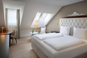 Superior Room, 1 King Bed, Garden View