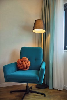 Suite, 1 King Bed, Accessible