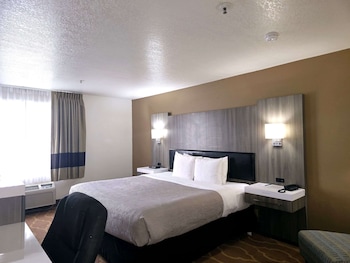 Room, 1 King Bed, Accessible, Non Smoking (Accessible Tub)