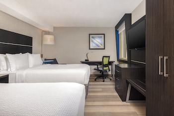 Standard Room, 2 Queen Beds, River View (Partial River View)