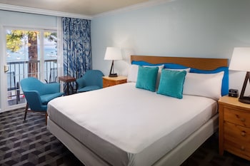 Deluxe Room, 1 King Bed, Partial Lake View