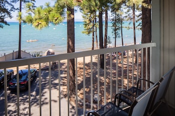 Deluxe Room, 1 King Bed, Partial Lake View