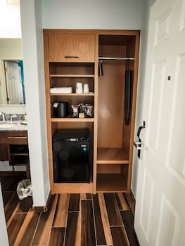 Deluxe Room, 1 King Bed, Partial Lake View