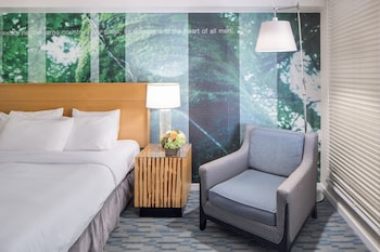 Deluxe Room, 1 King Bed, Accessible Bathtub