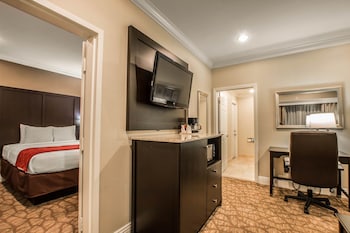Family Suite, Two Queen Beds with Living Room and Sofabed, Non Smoking